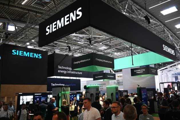 Die Intersolar Europe findet bis Donnerstag, den 25. Juni 2026 auf der Messe München statt. Sie ist die weltweit führende Fachmesse für die Solarwirtschaft und der grösste Teil von The smarter E Europe, Europas grösster Messeallianz für die Energiewirtschaft. Foto: Messestand Siemens *** Intersolar Europe will take place at the Munich Trade Fair Center through Thursday, June 25, 2026. It is the world’s leading trade fair for the solar industry and the largest component of The smarter E Europe, Europe’s largest trade fair alliance for the energy industry. Photo: Siemens booth