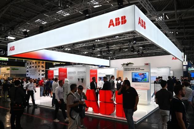 Die Intersolar Europe findet bis Donnerstag, den 25. Juni 2026 auf der Messe München statt. Sie ist die weltweit führende Fachmesse für die Solarwirtschaft und der grösste Teil von The smarter E Europe, Europas grösster Messeallianz für die Energiewirtschaft. Foto: Messestand ABB. Die ABB Ltd ist ein Technologieunternehmen in den Bereichen Elektrifizierung und Automatisierung mit Hauptsitz in Zürich, der 1988 aus der Fusion der schwedischen ASEA und der schweizerischen BBC entstand. Der Konzern ist weltweit tätig und beschäftigt etwa 111900 Mitarbeiter in 100 Ländern *** Intersolar Europe will take place at the Munich Trade Fair Center through Thursday, June 25, 2026. It is the world’s leading trade fair for the solar industry an