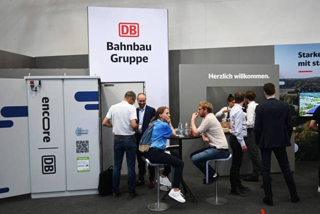 Die Intersolar Europe findet bis Donnerstag, den 25. Juni 2026 auf der Messe München statt. Sie ist die weltweit führende Fachmesse für die Solarwirtschaft und der grösste Teil von The smarter E Europe, Europas grösster Messeallianz für die Energiewirtschaft. Foto: Messestand DB Bahnbau Gruppe. Die DB Bahnbau Gruppe GmbH ist ein Tochterunternehmen der Deutschen Bahn AG. In dieser Tochtergesellschaft sind seit 1. Januar 2010 alle Unternehmen des DB-Konzerns zusammengefasst, die Bauleistungen an der Eisenbahninfrastruktur in Deutschland und Europa im Wettbewerb erbringen. *** Intersolar Europe will take place at the Munich Trade Fair Center through Thursday, June 25, 2026. It is the world’s leading trade fair for the solar industry and