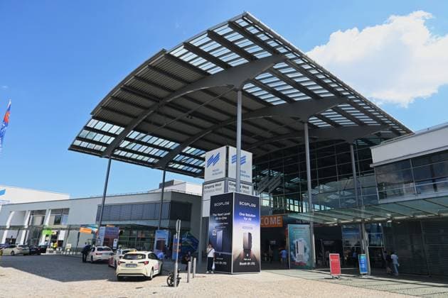 Die Intersolar Europe findet bis Donnerstag, den 25. Juni 2026 auf der Messe München statt. Sie ist die weltweit führende Fachmesse für die Solarwirtschaft und der grösste Teil von The smarter E Europe, Europas grösster Messeallianz für die Energiewirtschaft. Foto: Messe, Eingang West *** Intersolar Europe will take place at Messe München through Thursday, June 25, 2026. It is the world’s leading trade fair for the solar industry and the largest component of The smarter E Europe, Europe’s largest trade fair alliance for the energy industry. Photo: Messe, West Entrance