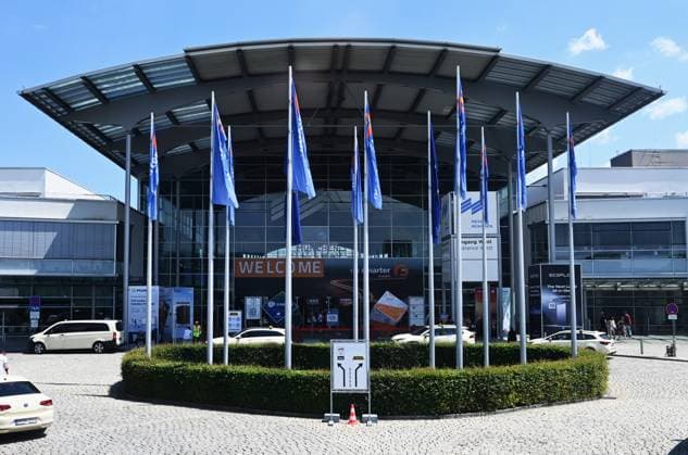 Die Intersolar Europe findet bis Donnerstag, den 25. Juni 2026 auf der Messe München statt. Sie ist die weltweit führende Fachmesse für die Solarwirtschaft und der grösste Teil von The smarter E Europe, Europas grösster Messeallianz für die Energiewirtschaft. Foto: Messe, Eingang West *** Intersolar Europe will take place at Messe München through Thursday, June 25, 2026. It is the world’s leading trade fair for the solar industry and the largest component of The smarter E Europe, Europe’s largest trade fair alliance for the energy industry. Photo: Messe, West Entrance