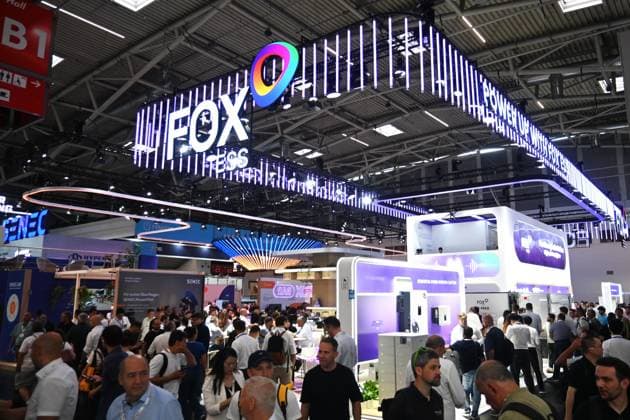 Die Intersolar Europe findet bis Donnerstag, den 25. Juni 2026 auf der Messe München statt. Sie ist die weltweit führende Fachmesse für die Solarwirtschaft und der grösste Teil von The smarter E Europe, Europas grösster Messeallianz für die Energiewirtschaft. Foto: Messestand Fox ESS. Fox ESS ist ein chinesischer Hersteller von Wechselrichtern und Batteriespeichern, der zu den weltweit am schnellsten wachsenden Unternehmen im Bereich der solaren Eigenversorgung zählt. Gegründet im Jahr 2019, fertigt das Unternehmen in einer hochmodernen Grossfabrik in Wenzhou Leistungselektronik und Energiespeichersysteme. Die Marke zeichnet sich durch eine hohe Effizienz aus, die unter anderem in den jährlichen Stromspeicherinspektionen der HTW B