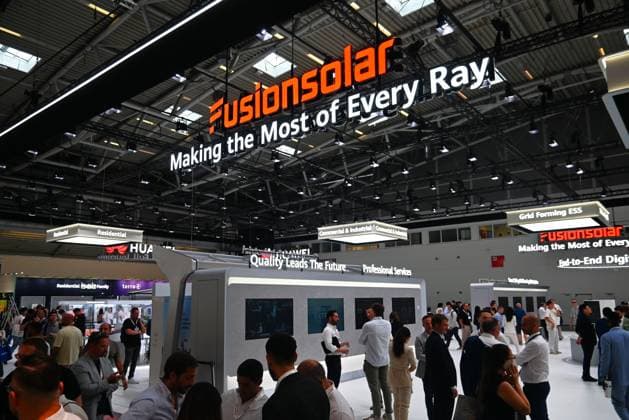 Die Intersolar Europe findet bis Donnerstag, den 25. Juni 2026 auf der Messe München statt. Sie ist die weltweit führende Fachmesse für die Solarwirtschaft und der grösste Teil von The smarter E Europe, Europas grösster Messeallianz für die Energiewirtschaft. Foto: Messestand Fusionsolar. FusionSolar ist die intelligente Photovoltaik-Management-Plattform von Huawei zur Überwachung und Steuerung von Solaranlagen. Sie kombiniert physische PV-Komponenten mit digitaler Cloud-Technologie, um den Energiefluss in Echtzeit zu optimieren. *** Intersolar Europe will take place at the Munich Trade Fair Center through Thursday, June 25, 2026. It is the world’s leading trade fair for the solar industry and the largest component of The smarter E