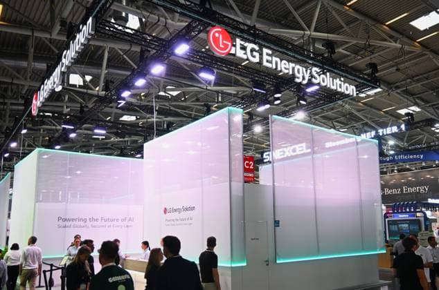 Die Intersolar Europe findet bis Donnerstag, den 25. Juni 2026 auf der Messe München statt. Sie ist die weltweit führende Fachmesse für die Solarwirtschaft und der grösste Teil von The smarter E Europe, Europas grösster Messeallianz für die Energiewirtschaft. Foto: Messestand LG Energy Solution. LG Energy Solution ist ein südkoreanisches Unternehmen der LG-Gruppe, das Li-Ion Batterien für IT-Produkte, Haushaltsgeräte, Elektrofahrzeuge sowie Energiespeichersysteme herstellt. Es entstand 2020 als Spin-off aus der Energielösungssparte von LG Chem und ging Anfang 2022 an die Börse. *** Intersolar Europe will take place at the Munich Trade Fair Center through Thursday, June 25, 2026. It is the world’s leading trade fair for the solar