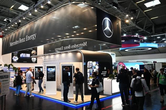 Die Intersolar Europe findet bis Donnerstag, den 25. Juni 2026 auf der Messe München statt. Sie ist die weltweit führende Fachmesse für die Solarwirtschaft und der grösste Teil von The smarter E Europe, Europas grösster Messeallianz für die Energiewirtschaft. Foto: Messestand Mercedes-Benz Energy. Die Mercedes-Benz Energy GmbH ist ein 100-prozentiges Tochterunternehmen der Mercedes-Benz AG, das sich auf die Entwicklung und den weltweiten Vertrieb von stationären Energiespeichersystemen - kurz BESS - spezialisiert hat. Das Unternehmen hat seinen Sitz im sächsischen Grossröhrsdorf und konzentriert sich primär auf die Wiederverwendung von Elektrofahrzeug-Batterien. *** Intersolar Europe will take place at the Munich Trade Fair Cente