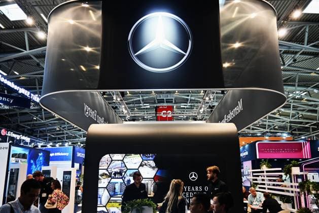 Die Intersolar Europe findet bis Donnerstag, den 25. Juni 2026 auf der Messe München statt. Sie ist die weltweit führende Fachmesse für die Solarwirtschaft und der grösste Teil von The smarter E Europe, Europas grösster Messeallianz für die Energiewirtschaft. Foto: Messestand Mercedes-Benz Energy. Die Mercedes-Benz Energy GmbH ist ein 100-prozentiges Tochterunternehmen der Mercedes-Benz AG, das sich auf die Entwicklung und den weltweiten Vertrieb von stationären Energiespeichersystemen - kurz BESS - spezialisiert hat. Das Unternehmen hat seinen Sitz im sächsischen Grossröhrsdorf und konzentriert sich primär auf die Wiederverwendung von Elektrofahrzeug-Batterien. *** Intersolar Europe will take place at the Munich Trade Fair Cente