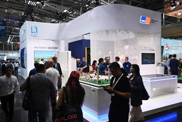 Die Intersolar Europe findet bis Donnerstag, den 25. Juni 2026 auf der Messe München statt. Sie ist die weltweit führende Fachmesse für die Solarwirtschaft und der grösste Teil von The smarter E Europe, Europas grösster Messeallianz für die Energiewirtschaft. Foto: Messestand mtu - Rolls Royce Solution. Der Geschäftsbereich Power Systems von Rolls-Royce steht mit seiner Marke mtu als Produkt- und Lösungsanbieter für Antriebs- und Energielösungen. *** Intersolar Europe will take place at the Munich Trade Fair Center through Thursday, June 25, 2026. It is the world’s leading trade fair for the solar industry and the largest component of The smarter E Europe, Europe’s largest trade show alliance for the energy industry. Photo: mtu R