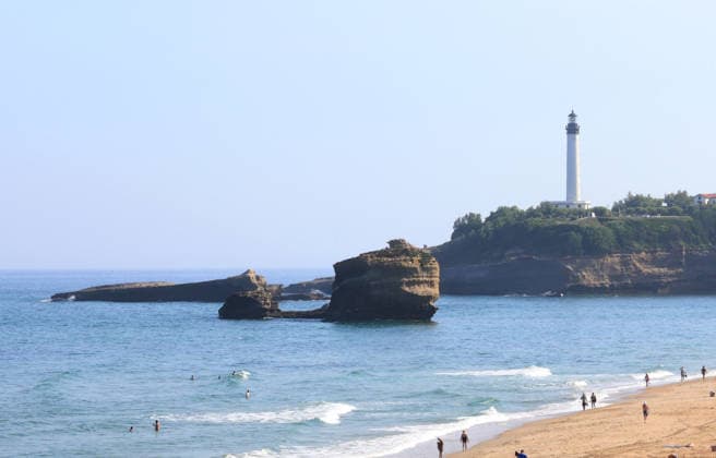 A section of the cliff broke off at the Biarritz headland on Wednesday, June 24, 2026, at around 8:30 p.m. The body of a woman was found, another diver is missing. A third diver managed to get out of the water unaided. Jean Marc Lhomer Bestimage A section of the cliff broke off at the Biarritz headland around 8:30 p.m. on Wednesday, June 24, 2026. A woman’s body was recovered, and another diver is missing. A third diver managed to get out of the water unaided. Biarritz, France  Copyright: xJean-MarcxLhomerx xBestimagexJean-MarcxLhomerx xBestimagex