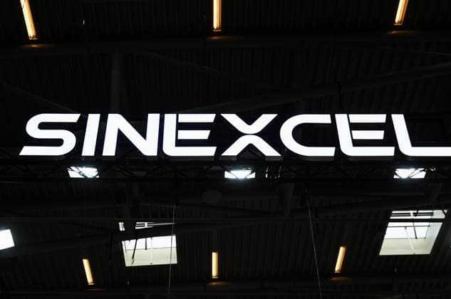 Die Intersolar Europe findet bis Donnerstag, den 25. Juni 2026 auf der Messe München statt. Sie ist die weltweit führende Fachmesse für die Solarwirtschaft und der grösste Teil von The smarter E Europe, Europas grösster Messeallianz für die Energiewirtschaft. Foto: Messestand Sinexcel. Sinexcel, auch Shenzhen Sinexcel Electric Co., Ltd., ist ein im Jahr 2007 gegründetes, börsennotiertes High-Tech-Unternehmen mit Hauptsitz in Shenzhen, China. Das Unternehmen ist ein weltweit führender Entwickler und Hersteller von Leistungselektronik, der Anfang 2026 von BloombergNEF als Tier-1-Wechselrichterhersteller anerkannt wurde. Das Kerngeschäft konzentriert sich auf intelligente Energielösungen, Ladeinfrastruktur für Elektrofahrzeuge und