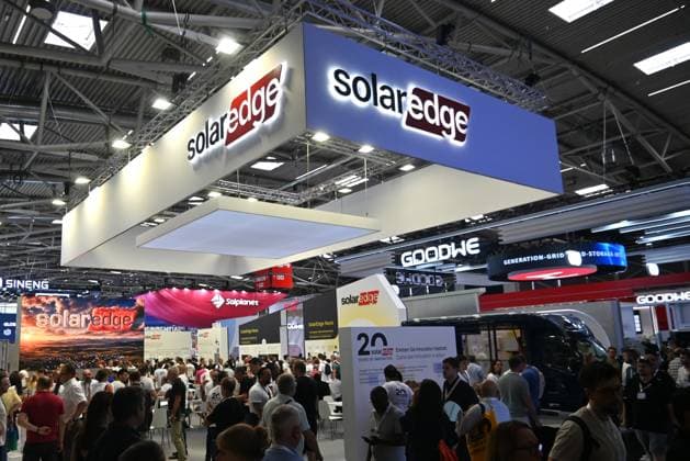 Die Intersolar Europe findet bis Donnerstag, den 25. Juni 2026 auf der Messe München statt. Sie ist die weltweit führende Fachmesse für die Solarwirtschaft und der grösste Teil von The smarter E Europe, Europas grösster Messeallianz für die Energiewirtschaft. Foto: Messestand Solaredge. SolarEdge Technologies ist ein weltweit führender Anbieter von Smart Energy-Technologie. *** Intersolar Europe will take place at the Munich Trade Fair Center through Thursday, June 25, 2026. It is the world’s leading trade fair for the solar industry and the largest component of The smarter E Europe, Europe’s largest trade show alliance for the energy industry. Photo: Solaredge booth. SolarEdge Technologies is a global leader in smart energy technol