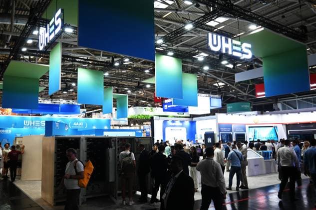 Die Intersolar Europe findet bis Donnerstag, den 25. Juni 2026 auf der Messe München statt. Sie ist die weltweit führende Fachmesse für die Solarwirtschaft und der grösste Teil von The smarter E Europe, Europas grösster Messeallianz für die Energiewirtschaft. Foto: Messestand WHES Energy Storage System *** Intersolar Europe will take place at the Munich Trade Fair Center through Thursday, June 25, 2026. It is the world’s leading trade fair for the solar industry and the largest component of The smarter E Europe, Europe’s largest trade fair alliance for the energy industry. Photo: WHES Energy Storage System booth