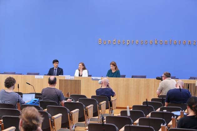 Berlin, Deutschland, 25.06.2026: Bundespressekonferenz: Vorstellung des Gutachtens zu einer möglichen Verfassungswidrigkeit der AfD: Bijan Moini, Legal Director der GFF und Projektleiter des Gutachtens und Dana-Sophia Valentiner, Vorstandsmitglied der Gesellschaft für Freiheitsrechte e.V. (GFF) *** Berlin, Germany, June 25, 2026 Federal Press Conference: Presentation of the legal opinion on the possible unconstitutionality of the AfD Bijan Moini, Legal Director of the GFF and project leader for the legal opinion, and Dana Sophia Valentiner, board member of the Gesellschaft für Freiheitsrechte e. V. (GFF) Copyright: xdtsxNachrichtenagenturx dts_124959