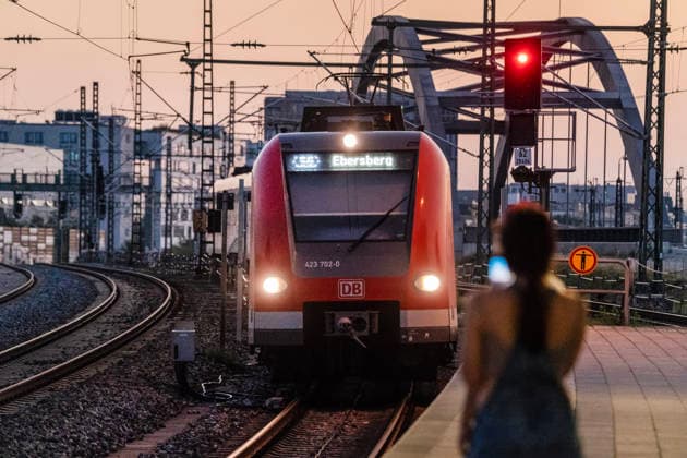 S-Bahn Linie S6 Richtung Ebersberg fährt in den S-Bahnhof Hirscharten ein, abends um 21:35 Uhr, München, Juni 2026 Deutschland, München, Juni 2026, S-Bahn Linie S6 Richtung Ebersberg fährt in den S-Bahnhof Hirscharten ein, abends um 21:35 Uhr, Blaue Stunde, Abendrot, zur Zeit laufen Bauarbeiten zur 2. Stammstrecke, es kommt deshalb in der Nacht zu Freitag 26. Juni wieder zu Einschränkungen bei der Münchner S-Bahn, ,Verkehr, Infrastruktur, Deutsche Bahn, DB, Öffentlicher Nahverkehr, Sommer, Bayern