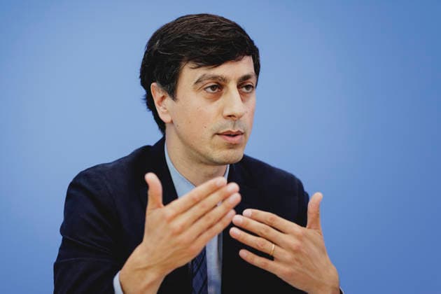 Bijan Moini, Legal Director der Gesellschaft fuer Freiheitsrechte e.V. (GFF), aufgenommen im Rahmen der Vorstellung des Gutachtens zu einer moeglichen Verfassungswidrigkeit der AfD in der Bundespressekonferenz in Berlin, 25.06.2026. Berlin Deutschland *** Bijan Moini, Legal Director of the Society for Civil Liberties (GFF e.V.), photographed during the presentation of the expert opinion on the possible unconstitutionality of the AfD at the Federal Press Conference in Berlin, June 25, 2026, Berlin, Germany Copyright: xFlorianxGaertnerx