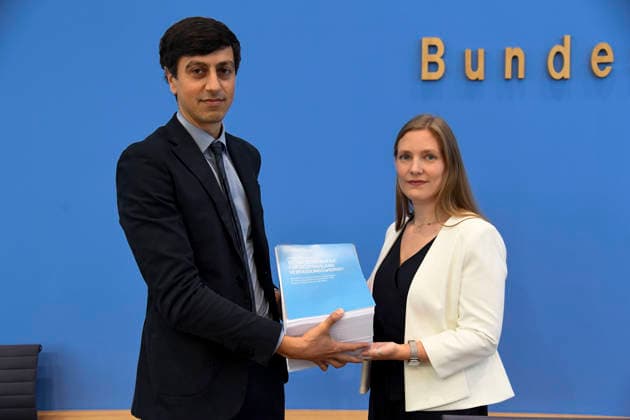ABB BPK- Dr. iur. Bijan Moini, Legal Director der GFF und Projektleiter des Gutachtens Prof. Dr. Dana-Sophia Valentiner, Vorstandsmitglied der Gesellschaft fuer Freiheitsrechte e.V. (GFF) Vorstellung des Gutachtens zu einer moeglichen Verfassungswidrigkeit der AfD auf der BPK Bundespressekonferenz am 25.06.2026 in Berlin Berlin Deutschland *** ABB BPK Bijan Moini, Ph.D. in Law, Legal Director of the GFF and Project Leader for the legal opinion; Prof. Dr. Dana Sophia Valentiner, Board Member of the Society for Civil Liberties (GFF); Presentation of the legal opinion on the possible unconstitutionality of the AfD at the BPK Federal Press Conference on June 25, 2026, in Berlin, Germany