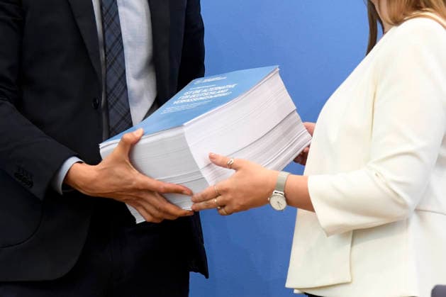 ABB BPK- Gutachten Gedruckt 3000 Seiten Papier Vorstellung des Gutachtens zu einer moeglichen Verfassungswidrigkeit der AfD auf der BPK Bundespressekonferenz am 25.06.2026 in Berlin Berlin Deutschland *** ABB BPK Report, 3,000-page printed version. Presentation of the report on the possible unconstitutionality of the AfD at the BPK Federal Press Conference on June 25, 2026, in Berlin, Germany.