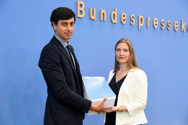 ABB BPK- Dr. iur. Bijan Moini, Legal Director der GFF und Projektleiter des Gutachtens Prof. Dr. Dana-Sophia Valentiner, Vorstandsmitglied der Gesellschaft fuer Freiheitsrechte e.V. (GFF) Vorstellung des Gutachtens zu einer moeglichen Verfassungswidrigkeit der AfD auf der BPK Bundespressekonferenz am 25.06.2026 in Berlin Berlin Deutschland *** ABB BPK Bijan Moini, Ph.D. in Law, Legal Director of the GFF and Project Leader for the legal opinion; Prof. Dr. Dana Sophia Valentiner, Board Member of the Society for Civil Liberties (GFF); Presentation of the legal opinion on the possible unconstitutionality of the AfD at the BPK Federal Press Conference on June 25, 2026, in Berlin, Germany