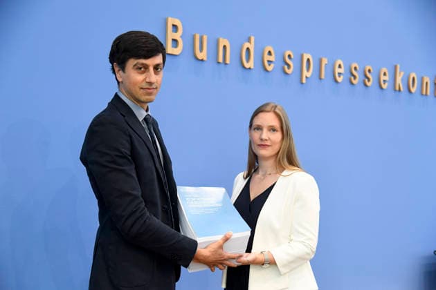 ABB BPK- Dr. iur. Bijan Moini, Legal Director der GFF und Projektleiter des Gutachtens Prof. Dr. Dana-Sophia Valentiner, Vorstandsmitglied der Gesellschaft fuer Freiheitsrechte e.V. (GFF) Vorstellung des Gutachtens zu einer moeglichen Verfassungswidrigkeit der AfD auf der BPK Bundespressekonferenz am 25.06.2026 in Berlin Berlin Deutschland *** ABB BPK Bijan Moini, Ph.D. in Law, Legal Director of the GFF and Project Leader for the legal opinion; Prof. Dr. Dana Sophia Valentiner, Board Member of the Society for Civil Liberties (GFF); Presentation of the legal opinion on the possible unconstitutionality of the AfD at the BPK Federal Press Conference on June 25, 2026, in Berlin, Germany