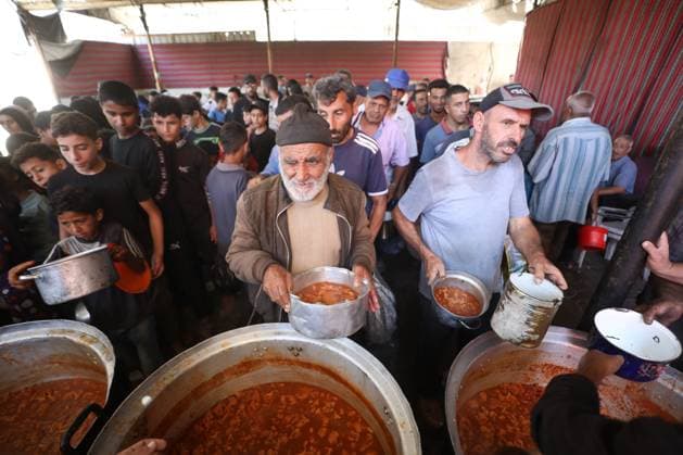 Hot meals distributed to displaced Palestinians in Gaza??????? GAZA, PALESTINE - JUNE 25: Food shortages continue due to Israel’s blockade and restrictions on aid entry, as a charity distributes meals to Palestinians living in the Nuseirat refugee camp in Gaza City, Gaza, Palestine, on June 25, 2026. Hassan Jedi Anadolu Gaza Gaza. Editorial use only. Please get in touch for any other usage.  Copyright: x2026xAnadoluxHassanxJedix