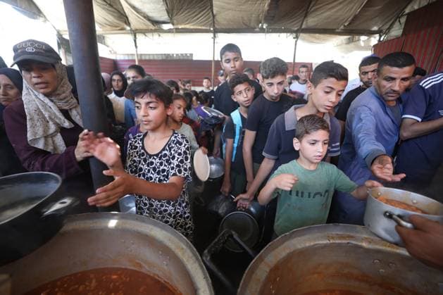 Hot meals distributed to displaced Palestinians in Gaza??????? GAZA, PALESTINE - JUNE 25: Food shortages continue due to Israel’s blockade and restrictions on aid entry, as a charity distributes meals to Palestinians living in the Nuseirat refugee camp in Gaza City, Gaza, Palestine, on June 25, 2026. Hassan Jedi Anadolu Gaza Gaza. Editorial use only. Please get in touch for any other usage.  Copyright: x2026xAnadoluxHassanxJedix