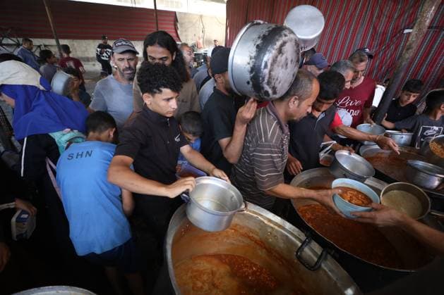 Hot meals distributed to displaced Palestinians in Gaza??????? GAZA, PALESTINE - JUNE 25: Food shortages continue due to Israel’s blockade and restrictions on aid entry, as a charity distributes meals to Palestinians living in the Nuseirat refugee camp in Gaza City, Gaza, Palestine, on June 25, 2026. Hassan Jedi Anadolu Gaza Gaza. Editorial use only. Please get in touch for any other usage.  Copyright: x2026xAnadoluxHassanxJedix