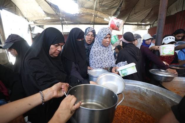Hot meals distributed to displaced Palestinians in Gaza??????? GAZA, PALESTINE - JUNE 25: Food shortages continue due to Israel’s blockade and restrictions on aid entry, as a charity distributes meals to Palestinians living in the Nuseirat refugee camp in Gaza City, Gaza, Palestine, on June 25, 2026. Hassan Jedi Anadolu Gaza Gaza. Editorial use only. Please get in touch for any other usage.  Copyright: x2026xAnadoluxHassanxJedix