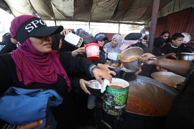 Hot meals distributed to displaced Palestinians in Gaza??????? GAZA, PALESTINE - JUNE 25: Food shortages continue due to Israel’s blockade and restrictions on aid entry, as a charity distributes meals to Palestinians living in the Nuseirat refugee camp in Gaza City, Gaza, Palestine, on June 25, 2026. Hassan Jedi Anadolu Gaza Gaza. Editorial use only. Please get in touch for any other usage.  Copyright: x2026xAnadoluxHassanxJedix