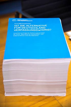 ABB BPK- Gutachten Gedruckt 3000 Seiten Papier Vorstellung des Gutachtens zu einer moeglichen Verfassungswidrigkeit der AfD auf der BPK Bundespressekonferenz am 25.06.2026 in Berlin Berlin Deutschland *** ABB BPK Report, 3,000-page printed version. Presentation of the report on the possible unconstitutionality of the AfD at the BPK Federal Press Conference on June 25, 2026, in Berlin, Germany.