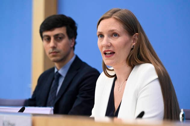 ABB BPK- Dr. iur. Bijan Moini, Legal Director der GFF und Projektleiter des Gutachtens Prof. Dr. Dana-Sophia Valentiner, Vorstandsmitglied der Gesellschaft fuer Freiheitsrechte e.V. (GFF) Vorstellung des Gutachtens zu einer moeglichen Verfassungswidrigkeit der AfD auf der BPK Bundespressekonferenz am 25.06.2026 in Berlin Berlin Deutschland *** ABB BPK Bijan Moini, Ph.D. in Law, Legal Director of the GFF and Project Leader for the legal opinion; Prof. Dr. Dana Sophia Valentiner, Board Member of the Society for Civil Liberties (GFF); Presentation of the legal opinion on the possible unconstitutionality of the AfD at the BPK Federal Press Conference on June 25, 2026, in Berlin, Germany