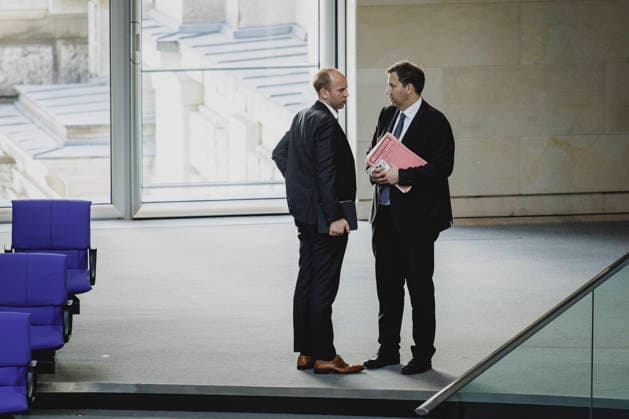 (L-R) Dennis Rohde, Parlamentarischer Staatssekretaer im Bundesministerium der Finanzen, und Lars Klingbeil, Bundesminister der Finanzen, aufgenommen im Rahmen einer Sitzung des Deutschen Bundestages in Berlin, 25.06.2026. Berlin Deutschland *** L R Dennis Rohde, Parliamentary State Secretary at the Federal Ministry of Finance, and Lars Klingbeil, Federal Minister of Finance, photographed during a session of the German Bundestag in Berlin, June 25, 2026, Berlin, Germany Copyright: xFlorianxGaertnerx