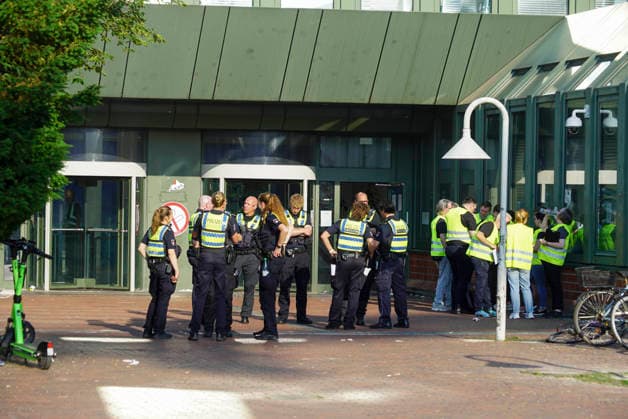 CNTV RAZZIA-Im Ukraine Haus der Fluechtlings Grossunterkunft in der City Nord gab es heute einen sogenannten Verbundeinsatz der Behoerden mit mehreren hundert Beamten von Polizei und Zoll. Es ging um den Verdacht des Identitätsmissbrauches, Sozialbetrug und dem Erschleichen von Leistungen Hamburg am 25.06.2026 Hamburg Deutschland *** CNTV RAID: Today, at the Ukraine House refugee shelter in City Nord, there was a so-called joint operation by the authorities involving several hundred police and customs officers. The operation was conducted on suspicion of identity theft, social welfare fraud, and the fraudulent obtaining of benefits. Hamburg, June 25, 2026. Hamburg, Germany