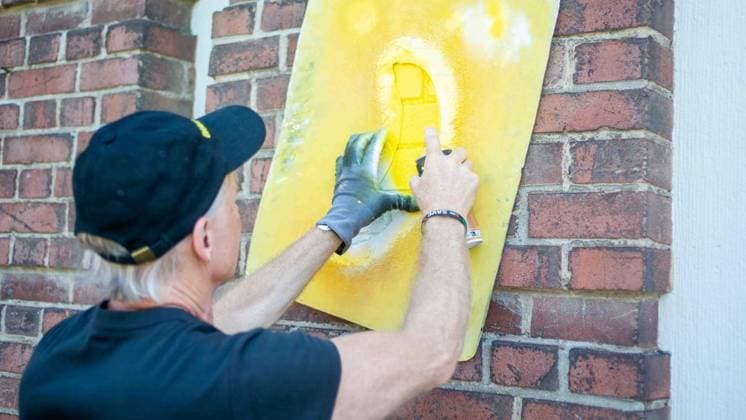 Ausstellung Thomas Baumgärtel Scheiben ** NUR FÜR REDAKTIONELLE ZWECKE ** EDITORIAL USE ONLY **<p>Der Künstler Thomas Baumgärtel eröffnet am Donnerstag, den 25.06.2026, seine Ausstellung Scheiben im Schirrhof, in Kamp-Lintfort. Hierzu sprüht er sein Künstlerzeichen die Banane an den Schirrhof. Deutschland NRW Kamp-Lintfort Copyright: ChristianxCreon *** Thomas Baumgärtel Exhibition: Scheiben ** FOR EDITORIAL PURPOSES ONLY ** EDITORIAL USE ONLY ** p Artist Thomas Baumgärtel will open his exhibition Scheiben on Thursday, June 25, 2026, his exhibition *Scheiben* at the Schirrhof in Kamp Lintfort. For the occasion, he will spray-paint his artist’s symbol—the banana—at the Schirrhof. Germany, North Rhine-Westphalia, Kamp Lintfort. C Copyright: ChristianxCreon doc86fvvrnsfonaat0ytr8 ,EDITORIAL USE ONLY