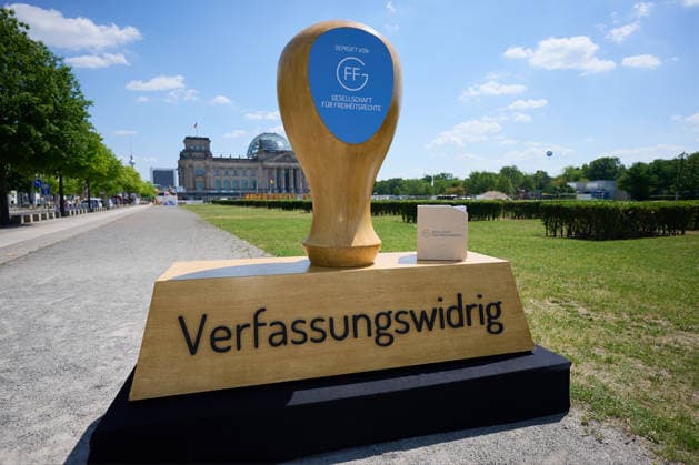 Skulptur-Aktion am Donnerstag (25.06.2026) zum AfD-Gutachten vor dem Bundestag in Berlin. Die AfD ist einem juristischen Gutachten zufolge verfassungswidrig. Sie verstosse gegen das Demokratieprinzip und die Menschenwuerde, heisst es in der Ausarbeitung der Gesellschaft fuer Freiheitsrechte (GFF), die am Donnerstag in Berlin vorgestellt wurde. Die Autorinnen und Autoren halten es fuer wahrscheinlich, dass ein Verbotsantrag gegen die Partei vor dem Bundesverfassungsgericht Erfolg haette. Zur Begruendung verwies Projektleiter Bijan Moini unter anderem auf ein rassistisch gepraegtes politisches Konzept der AfD. Die Partei definiere unterschiedliche Klassen von Menschen und werte insbesondere Menschen mit Migrationshintergrund ab. Sie habe Copyright: epd-bild ChristianxDitsch epd-AfD-Gutachten5-kopieren