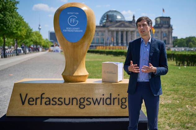 Skulptur-Aktion am Donnerstag (25.06.2026) zum AfD-Gutachten vor dem Bundestag in Berlin. Die AfD ist einem juristischen Gutachten zufolge verfassungswidrig. Sie verstosse gegen das Demokratieprinzip und die Menschenwuerde, heisst es in der Ausarbeitung der Gesellschaft fuer Freiheitsrechte (GFF), die am Donnerstag in Berlin vorgestellt wurde. Die Autorinnen und Autoren halten es fuer wahrscheinlich, dass ein Verbotsantrag gegen die Partei vor dem Bundesverfassungsgericht Erfolg haette. Zur Begruendung verwies Projektleiter Bijan Moini (Foto) unter anderem auf ein rassistisch gepraegtes politisches Konzept der AfD. Die Partei definiere unterschiedliche Klassen von Menschen und werte insbesondere Menschen mit Migrationshintergrund ab. Si Copyright: epd-bild ChristianxDitsch epd-AfD-Gutachten2-kopieren