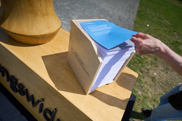 Kopie des Gutachtens mit ueber 1300 Seiten (Foto vom 25.06.2026). Die AfD ist einem juristischen Gutachten zufolge verfassungswidrig. Sie verstosse gegen das Demokratieprinzip und die Menschenwuerde, heisst es in der Ausarbeitung der Gesellschaft fuer Freiheitsrechte (GFF), die am Donnerstag in Berlin vorgestellt wurde. Die Autorinnen und Autoren halten es fuer wahrscheinlich, dass ein Verbotsantrag gegen die Partei vor dem Bundesverfassungsgericht Erfolg haette. Zur Begruendung verwies Projektleiter Bijan Moini unter anderem auf ein rassistisch gepraegtes politisches Konzept der AfD. Die Partei definiere unterschiedliche Klassen von Menschen und werte insbesondere Menschen mit Migrationshintergrund ab. Sie habe ein ethnisch-kulturelle Copyright: epd-bild ChristianxDitsch D26D0625GFFAfDGutachten123141