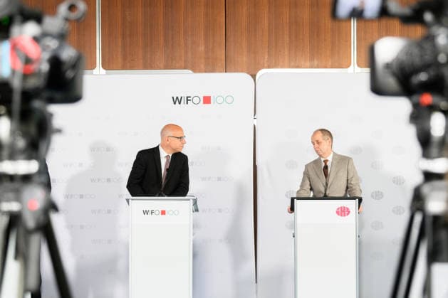 Â photonews.at - Wien, 25.06.2026. Pressekonferenz zur Sommerprognose 2026 und 2027 von WIFO und IHS. Vertreter des Österreichischen Instituts für Wirtschaftsforschung (WIFO) und des Instituts für Höhere Studien (IHS) präsentieren die aktuelle Konjunkturprognose für Österreich und geben einen Ausblick auf die wirtschaftliche Entwicklung in den Jahren 2026 und 2027. PHOTO: WIFO-Direktor Gabriel Felbermayr und IHS-Direktor Holger Bonin Press conference on the 2026 and 2027 Summer Economic Forecast by WIFO and IHS. Representatives of both institutes present their latest economic outlook for Austria. Konjunktur, Wirtschaft, Wirtschaftswachstum, Wirtschaftsprognose, Wirtschaftsausblick, Inflation, Arbeitsmarkt, Beschäftigung, Arbei 