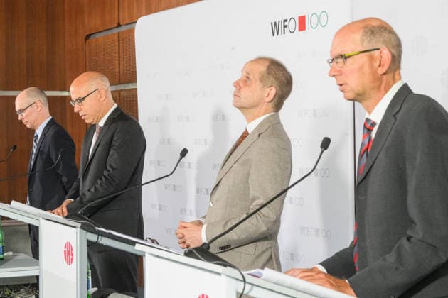 Â photonews.at - Wien, 25.06.2026. Pressekonferenz zur Sommerprognose 2026 und 2027 von WIFO und IHS. Vertreter des Österreichischen Instituts für Wirtschaftsforschung (WIFO) und des Instituts für Höhere Studien (IHS) präsentieren die aktuelle Konjunkturprognose für Österreich und geben einen Ausblick auf die wirtschaftliche Entwicklung in den Jahren 2026 und 2027. PHOTO: Ökonom des Wifo Stefan Ederer, WIFO-Direktor Gabriel Felbermayr, IHS-Direktor Holger Bonin jund Ökonom des IHS Klaus Weyerstrass Press conference on the 2026 and 2027 Summer Economic Forecast by WIFO and IHS. Representatives of both institutes present their latest economic outlook for Austria. Konjunktur, Wirtschaft, Wirtschaftswachstum, Wirtschaftsprognose, 