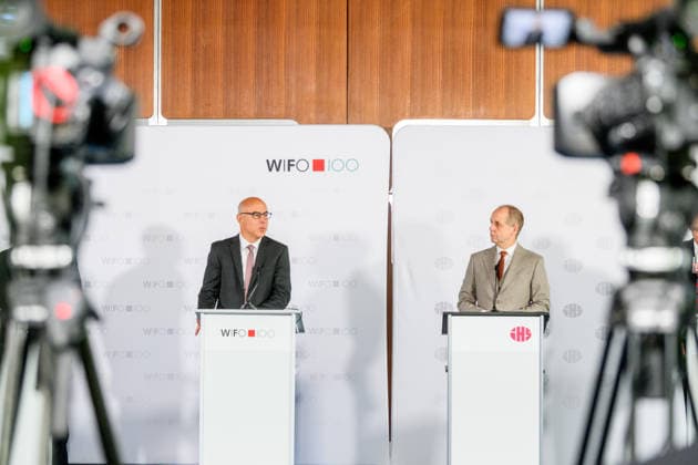 Â photonews.at - Wien, 25.06.2026. Pressekonferenz zur Sommerprognose 2026 und 2027 von WIFO und IHS. Vertreter des Österreichischen Instituts für Wirtschaftsforschung (WIFO) und des Instituts für Höhere Studien (IHS) präsentieren die aktuelle Konjunkturprognose für Österreich und geben einen Ausblick auf die wirtschaftliche Entwicklung in den Jahren 2026 und 2027. PHOTO: WIFO-Direktor Gabriel Felbermayr und IHS-Direktor Holger Bonin Press conference on the 2026 and 2027 Summer Economic Forecast by WIFO and IHS. Representatives of both institutes present their latest economic outlook for Austria. Konjunktur, Wirtschaft, Wirtschaftswachstum, Wirtschaftsprognose, Wirtschaftsausblick, Inflation, Arbeitsmarkt, Beschäftigung, Arbei 