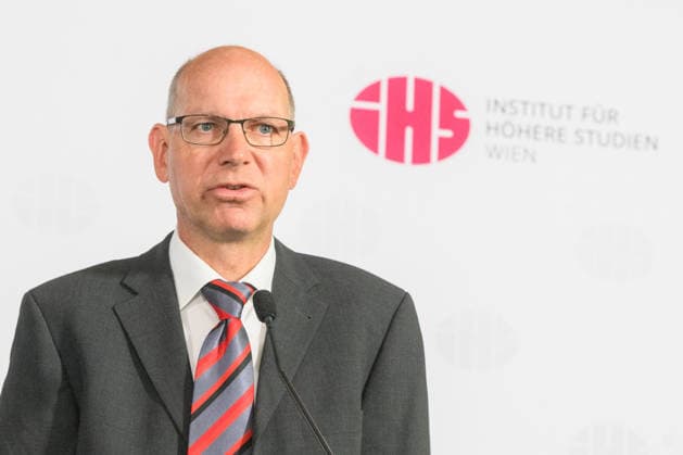 Â photonews.at - Wien, 25.06.2026. Pressekonferenz zur Sommerprognose 2026 und 2027 von WIFO und IHS. Vertreter des Österreichischen Instituts für Wirtschaftsforschung (WIFO) und des Instituts für Höhere Studien (IHS) präsentieren die aktuelle Konjunkturprognose für Österreich und geben einen Ausblick auf die wirtschaftliche Entwicklung in den Jahren 2026 und 2027. PHOTO: Ökonom des IHS Klaus Weyerstrass Press conference on the 2026 and 2027 Summer Economic Forecast by WIFO and IHS. Representatives of both institutes present their latest economic outlook for Austria. Konjunktur, Wirtschaft, Wirtschaftswachstum, Wirtschaftsprognose, Wirtschaftsausblick, Inflation, Arbeitsmarkt, Beschäftigung, Arbeitslosigkeit, Budget, Staatsfi 