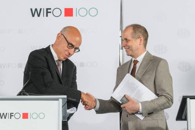 Â photonews.at - Wien, 25.06.2026. Pressekonferenz zur Sommerprognose 2026 und 2027 von WIFO und IHS. Vertreter des Österreichischen Instituts für Wirtschaftsforschung (WIFO) und des Instituts für Höhere Studien (IHS) präsentieren die aktuelle Konjunkturprognose für Österreich und geben einen Ausblick auf die wirtschaftliche Entwicklung in den Jahren 2026 und 2027. PHOTO: Handshake nach der PK. WIFO-Direktor Gabriel Felbermayr und IHS-Direktor Holger Bonin Press conference on the 2026 and 2027 Summer Economic Forecast by WIFO and IHS. Representatives of both institutes present their latest economic outlook for Austria. Konjunktur, Wirtschaft, Wirtschaftswachstum, Wirtschaftsprognose, Wirtschaftsausblick, Inflation, Arbeitsmarkt 