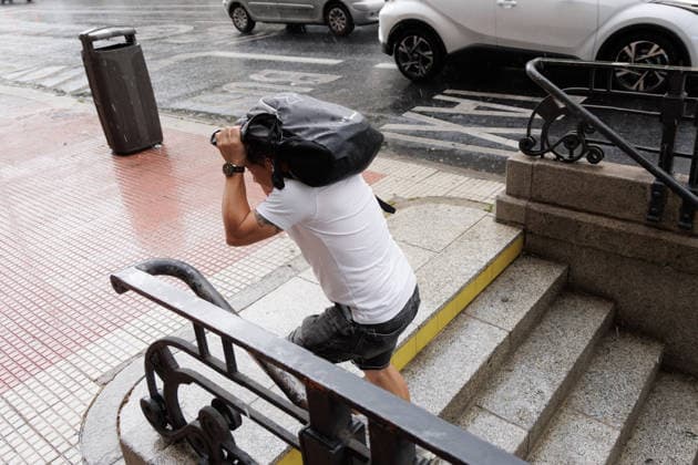Temperatures Drop Ten Degrees in Madrid A man shelters from the rain with a backpack on June 25, 2026, in Madrid, Spain. As indicated by the forecast from the State Meteorological Agency (AEMET), maximum temperatures in the Community of Madrid have dropped and now range between 30º and 34º degrees. In addition, some showers have cooled the air even further. June 25, 2026. Carlos Lujá, Madrid, Madrid, Spain  Copyright: xCarlosxLujanx 7621615