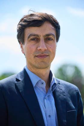 Bijan Moini, Projektleiter des AfD-Gutachtens (Foto vom 25.06.2026). Die AfD ist einem juristischen Gutachten zufolge verfassungswidrig. Sie verstosse gegen das Demokratieprinzip und die Menschenwuerde, heisst es in der Ausarbeitung der Gesellschaft fuer Freiheitsrechte (GFF), die am Donnerstag in Berlin vorgestellt wurde. Die Autorinnen und Autoren halten es fuer wahrscheinlich, dass ein Verbotsantrag gegen die Partei vor dem Bundesverfassungsgericht Erfolg haette. Zur Begruendung verwies Bijan Moini unter anderem auf ein rassistisch gepraegtes politisches Konzept der AfD. Die Partei definiere unterschiedliche Klassen von Menschen und werte insbesondere Menschen mit Migrationshintergrund ab. Sie habe ein ethnisch-kulturelles Volksvers Copyright: epd-bild ChristianxDitsch D26D0625GFFAfDGutachten123920