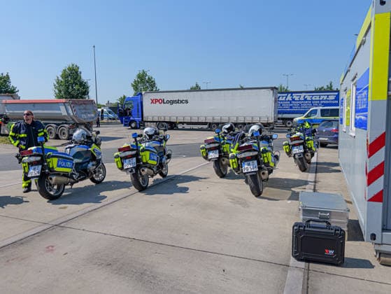 Europaweite Großkontrolle Schwerlastverkehr Über 150 Beamte von Polizei, Zoll, BALM und ausländischer Polizei kontrollieren an der A2 bei Lehrte Schwerlastverkehr. *** Europe-wide Large-Scale Inspection of Heavy-Duty Vehicles: More than 150 officers from the police, customs, BALM, and foreign police forces are inspecting heavy-duty vehicles on the A2 near Lehrte Copyright: xBerndxGüntherx