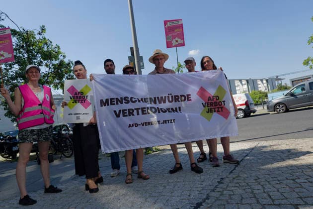 Demonstranten fordern AfD-Verbot 2026-06-25 Deutschland, Berlin Vor dem Haus der Bundespressekonferenz: Während drinnen die Gesellschaft für Freiheitsrechte (GFF) ihr Rechtsgutachten zu einer möglichen Verfassungswidrigkeit der AfD vorstellt, fordern draußen . Demonstranten ein Verbot der AfD. *** Protesters Call for a Ban on the AfD June 25, 2026, Berlin, Germany, in front of the Federal Press Conference Building. While inside, the Society for Civil Liberties (GFF) is presenting its legal opinion on the possible unconstitutionality of the AfD, protesters outside are calling for a ban on the AfD.