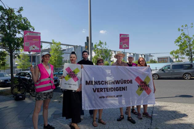 Demonstranten fordern AfD-Verbot 2026-06-25 Deutschland, Berlin Vor dem Haus der Bundespressekonferenz: Während drinnen die Gesellschaft für Freiheitsrechte (GFF) ihr Rechtsgutachten zu einer möglichen Verfassungswidrigkeit der AfD vorstellt, fordern draußen . Demonstranten ein Verbot der AfD. *** Protesters Call for a Ban on the AfD June 25, 2026, Berlin, Germany, in front of the Federal Press Conference Building. While inside, the Society for Civil Liberties (GFF) is presenting its legal opinion on the possible unconstitutionality of the AfD, protesters outside are calling for a ban on the AfD.