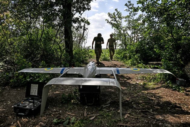 Aerial reconnaissance by Ukraine™s 148th Artillery Brigade in Oleksandrivka sector Technicians approach a Ukrainian Raybird (ACS-3) UAV used by soldiers from the 148th Separate Artillery Zhytomyr Brigade of the Ukrainian Airborne Forces for aerial reconnaissance missions in the Oleksandrivka sector, Dnipropetrovsk region, Ukraine, June 22, 2026., Credit:Dmytro Smolienko Ukrinform Avalon Ukraine, Dnipropetrovsk region  Copyright: xDmytroxSmolienkox xUkrinformx xAvalonx 1112407728