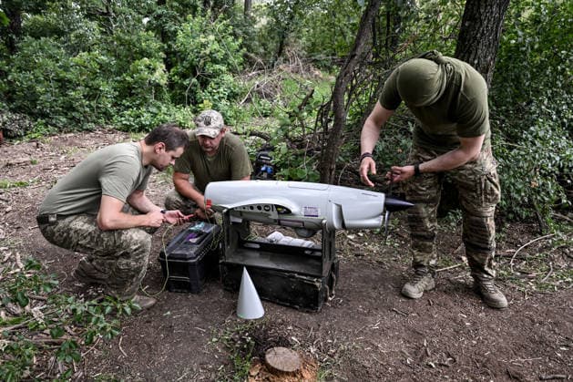 Aerial reconnaissance by Ukraine™s 148th Artillery Brigade in Oleksandrivka sector Technicians assemble a Ukrainian Raybird (ACS-3) UAV before an aerial reconnaissance mission by soldiers of the 148th Separate Artillery Zhytomyr Brigade of the Ukrainian Airborne Forces in the Oleksandrivka sector, Dnipropetrovsk region, Ukraine, June 22, 2026., Credit:Dmytro Smolienko Ukrinform Avalon Ukraine, Dnipropetrovsk region  Copyright: xDmytroxSmolienkox xUkrinformx xAvalonx 1112407754