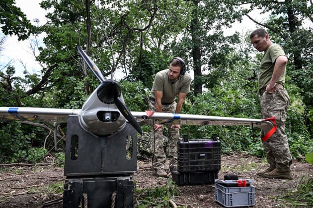 Aerial reconnaissance by Ukraine™s 148th Artillery Brigade in Oleksandrivka sector Technicians synchronise the parameters of a Ukrainian Raybird (ACS-3) UAV with a pilot before an aerial reconnaissance mission by soldiers of the 148th Separate Artillery Zhytomyr Brigade of the Ukrainian Airborne Forces in the Oleksandrivka sector, Dnipropetrovsk region, Ukraine, June 22, 2026., Credit:Dmytro Smolienko Ukrinform Avalon Ukraine, Dnipropetrovsk region  Copyright: xDmytroxSmolienkox xUkrinformx xAvalonx 1112407803
