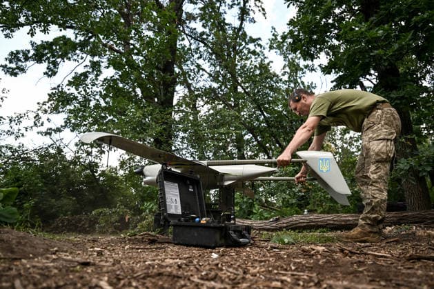Aerial reconnaissance by Ukraine™s 148th Artillery Brigade in Oleksandrivka sector A technician holds a Ukrainian Raybird (ACS-3) UAV as its engine is being warmed up before an aerial reconnaissance mission by soldiers from the 148th Separate Artillery Zhytomyr Brigade of the Ukrainian Airborne Forces in the Oleksandrivka sector, Dnipropetrovsk region, Ukraine, June 22, 2026., Credit:Dmytro Smolienko Ukrinform Avalon Ukraine, Dnipropetrovsk region  Copyright: xDmytroxSmolienkox xUkrinformx xAvalonx 1112408149