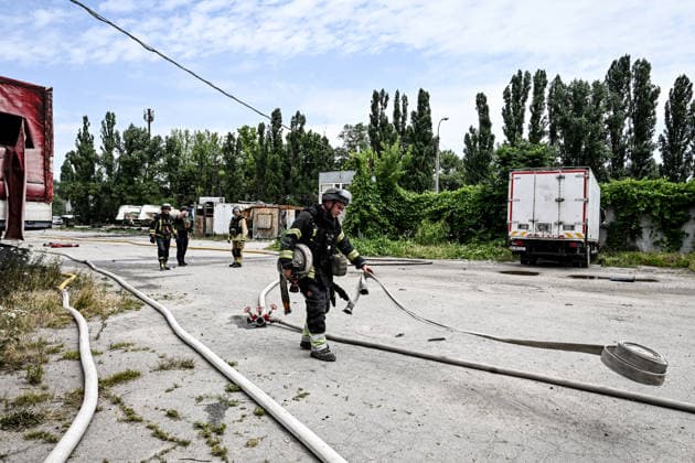 A firefighter unrolls a fire hose at a parking lot, where a fire broke out due to Russian drone strikes, Zaporizhzhia, Ukraine, June 25, 2026. The Russian army attacked the city with strike drones, targeting a petrol station, Ukrzaliznytsia (Ukrainian Railways) locomotives and a parking lot. Fires broke out, and one person was killed as a result of the attack. (Photo by Dmytro Smolienko Ukrinform) Russia attacks parking lot in Zaporizhzhia with drones  Copyright: xDmytroxSmolienkox